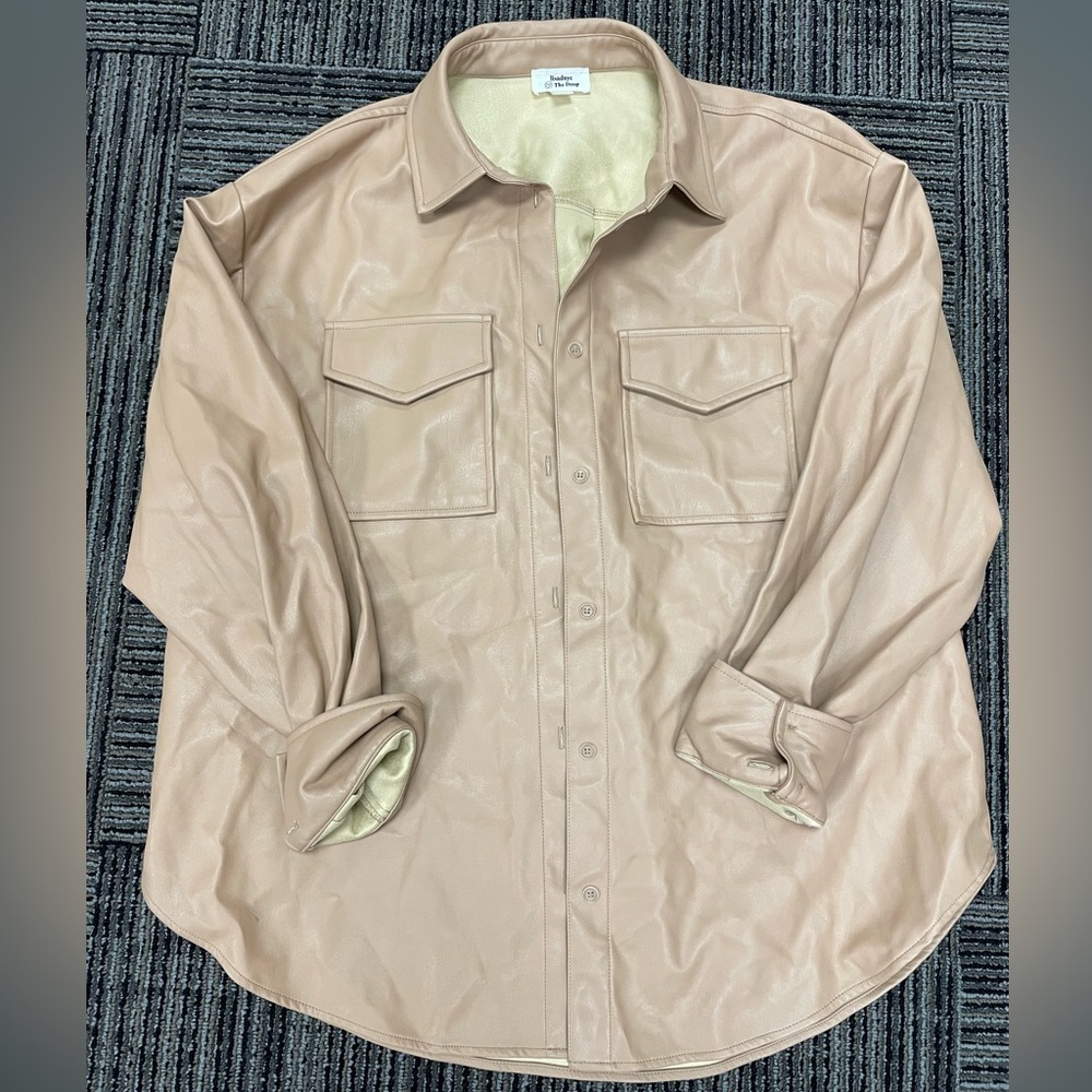 Lisadnyc Faux Leather long shirt Jacket
Size large 
Color praline